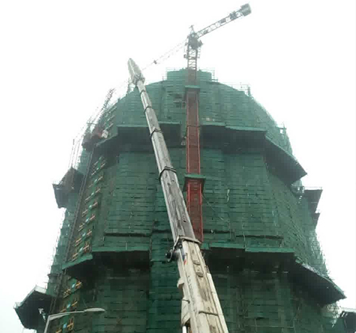 安陆吊车在工地上作业